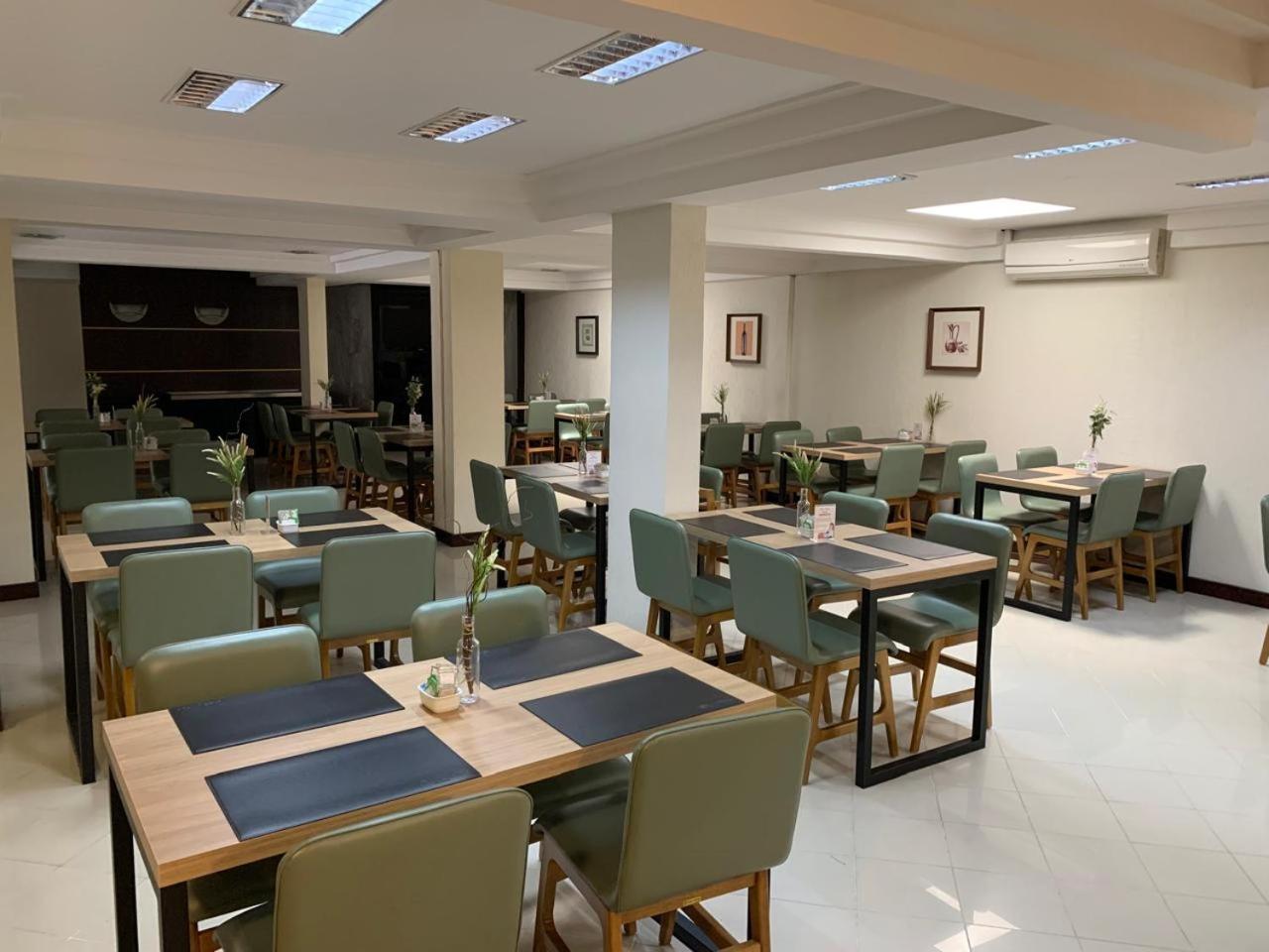Le Village Flats E Hotel Жоинвили Экстерьер фото