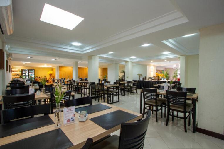 Le Village Flats E Hotel Жоинвили Экстерьер фото
